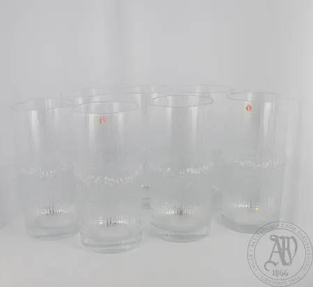 Seitsemän lasia Iittala, Tapio Wirkkala/Niva, korkeus 125mm.  Ota yhteys panttilainaamoon kuljetusmaksusta sopimiseksi.