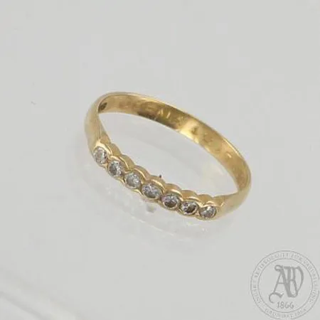 Timanttisormus 7xn.0.02ct, kaiverrettu, koko 17¾, 750, paino 1,8g