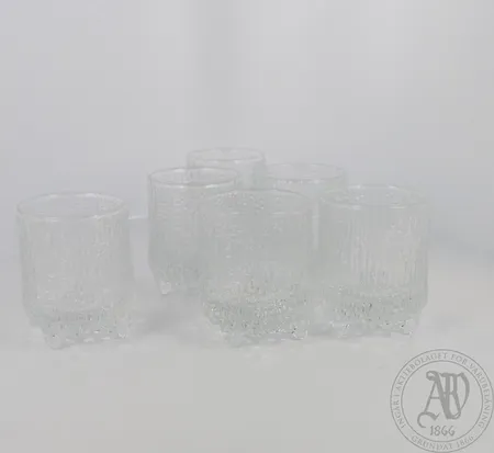 Kuusi snapsilasia, Iittala, Tapio Wirkkala/Ultima Thule, korkeus 55mm.  Ota yhteys panttilainaamoon kuljetusmaksusta sopimiseksi.