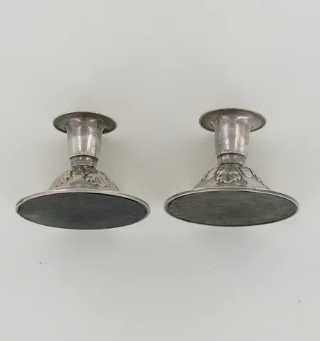 Kynttilänjalat, kaiverretut, korkeus 65mm, 813br, paino 212,0g