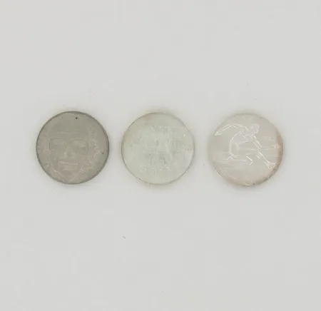 Kolme juhlarahaa Suomi, Urho Kekkonen 1975 10mk, Itsenäinen Suomi 60 vuotta 1977 10mk, MM-kilpailut Helsinki 1983 50mk, 500, paino 66,5g 