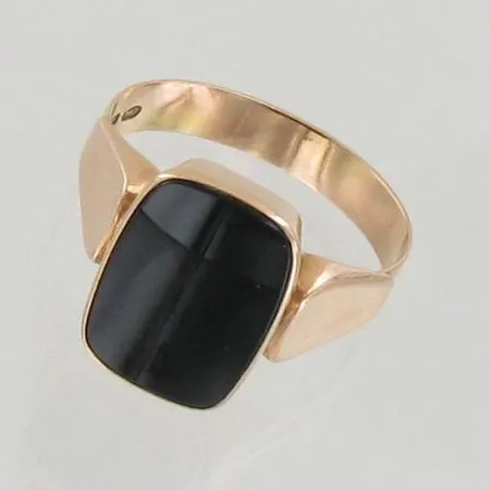 Onyxkantasormus, koko 21¾, vuodelta 1965, 585br, paino 5,8g 