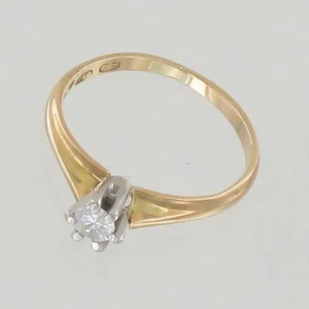 Timanttisormus 1xn.0.18ct, kaiverrettu, istutuksen kaksi kynttä hieman vääntyneet, koko 17, 750 kelta- ja valkokulta, paino 2,5g