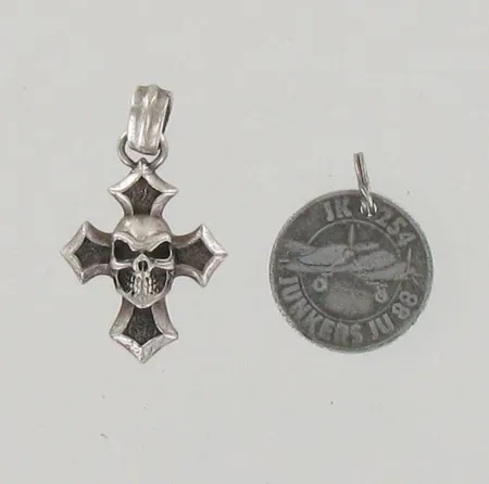 Kaksi riipusta, korkeudet 45mm ja 31mm, 925 ja metalli, paino 10,9g