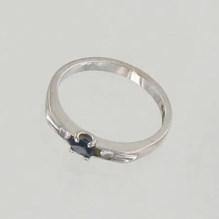 Sinisafiirisormus timanteilla 2xn.0.005ct, koko 14¼, 585br valkokulta, paino 1,6g
