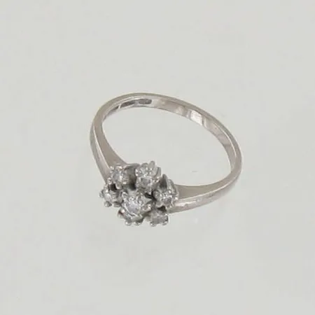 Timanttisormus 1xn.0.05ct 6xn.0.02ct, koko 15¾, 750 valkokulta, paino 3,4g