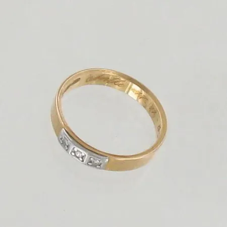 Timanttisormus 3xn.0.01ct, kaiverrettu, koko 18¾, 750 kelta- ja valkokulta, paino 4,4g