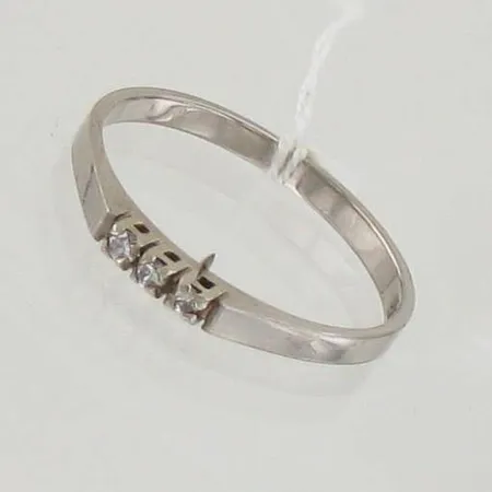 Timanttisormus 3xn.0.005ct, koko 18½, 750 valkokulta, paino 2,3g