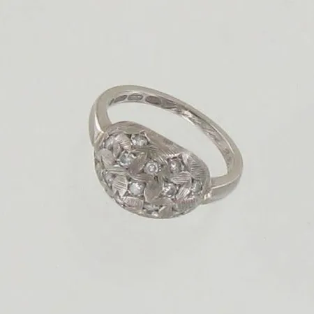 Timanttisormus 15xn.0.01ct, kaiverrettu, koko 15½, nimileima AT, vuodelta 1969, 750 valkokulta, paino 5,0g 