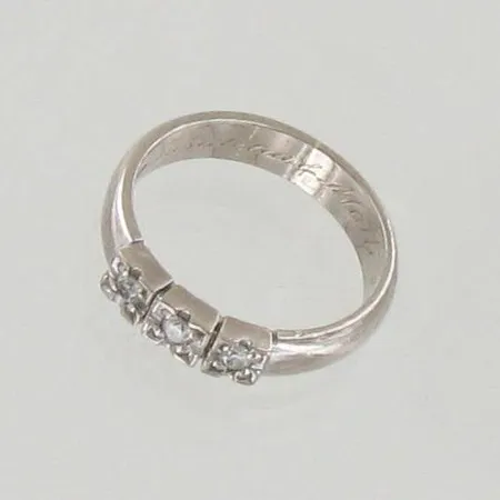 Timanttisormus 3xn.0.05ct, kaiverrettu, koko 17, 585 valkokulta, paino 4,8g
