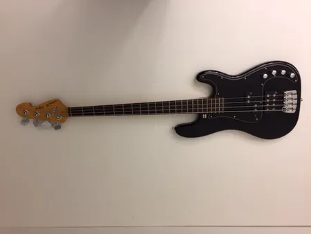 Sähköbasso Sandberg California, musta, 22 nauhaa, vaahterakaula 6:lla pultilla, ruusupuuotelauta, 1 Sandberg splitcoil / 1 Sandberg powerhumbucker- aktiivimikrofoni, 2-alueinen aktiivi / passiivi tone control, sarjanumero 13512, kaularaudan säätötyökalu, alkuperäinen pehmeä laukku.