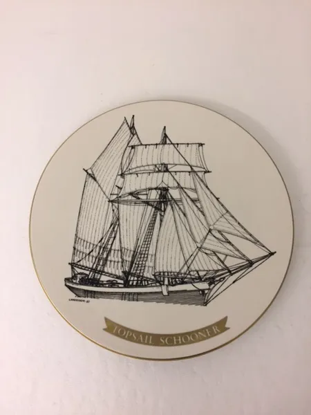 Koristelautanen, Arabia, design Björn Landström, Purjehtivat kauppalaivat, Topsail Schooner, numeroitu 1295/5000, Ø 298mm. Ota yhteys panttilainaamoon kuljetusmaksusta sopimiseksi.