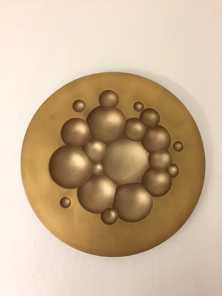 Taidelautanen Rosenthal Jahresteller Edition 1971, Ø 310mm, design Tapio Wirkkala, numero 2922 / 3000, pöytäteline. Ota yhteys panttilainaamoon kuljetusmaksusta sopimiseksi. 