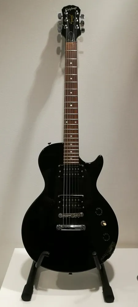 Sähkökitara Epiphone Gibson, Special Model, sarjanumero I97080012, jakin kiinnitys korjattu, lieviä käytön jälkiä, pehmeä kantolaukku. Ota yhteys panttilainaamoon kuljetusmaksusta sopimiseksi.