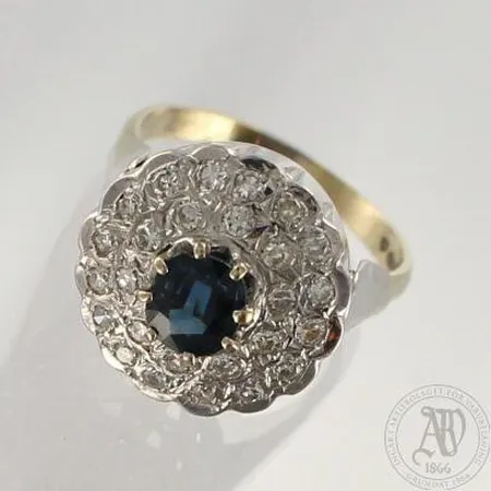 Kivisormus timanteilla 26xn.0.02ct, koko 19½, 750br valkokulta, paino 8,2g 