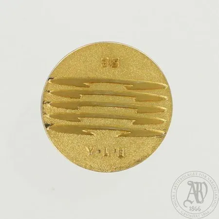 Rintaneula, Yle 35v, kaiverrettu, Ø 40mm, 925, paino 21,2g 
