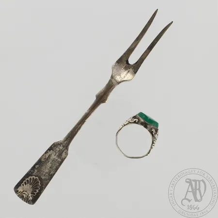 Leikkelehaarukka ja kivisormus, haarukan pituus 115mm, sormuksen koko 17, 830-875br, paino 10,1g 