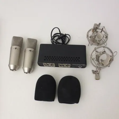 Kaksi studiomikrofonia, kaksi vaimennuspidikettä, kaksi popfiltteriä, Beyerdynamic MSG 248 virtalähde, laatikoissa Lähetetään postipakettina.
