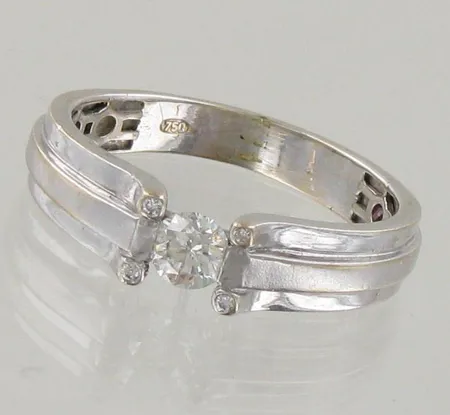 Timanttisormus 1xn.0.45ct ja 4x0.005ct, rodinointi kulunut, koko 20, 750, paino 7,1g