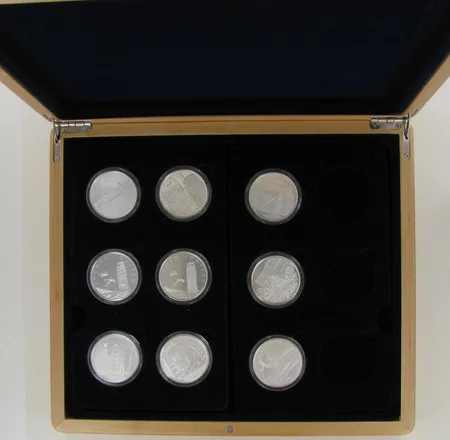 33 hopeamitalia, Sydämeltään Suomalainen, 925, paino 660g