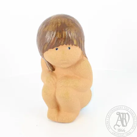 Keramiikkapatsas, design Lisa Larsson, korkeus 120mm.  Ota yhteys panttilainaamoon kuljetusmaksusta sopimiseksi.