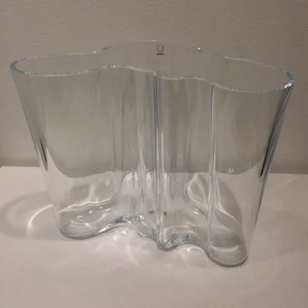 Aalto-maljakko, Iittala, korkeus 160mm, uuden veroinen.  Ota yhteys panttilainaamoon kuljetusmaksusta sopimiseksi.