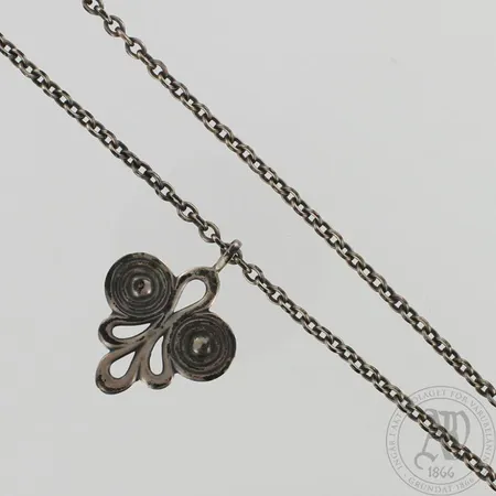 Kaulakoru, Kalevala Koru, vuodelta 1943, ketjun pituus 60cm, riipuksen korkeus 37mm, 813, paino 15,3g