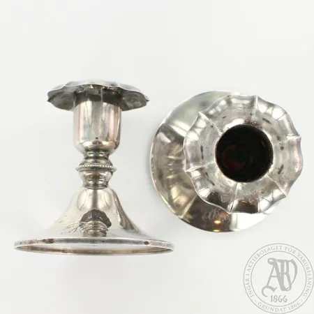Kaksi kynttilänjalkaa, kaiverrettu, korkeus 80mm, 813br paino 159,2g