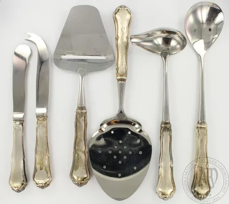 Voiveitsi, juustoveitsi, juustohöylä, kalaotin, liemikauha ja salaattiotin, käytön jälkiä, Chippendale, pituudet 180-240mm, 830br, paino 549,7g