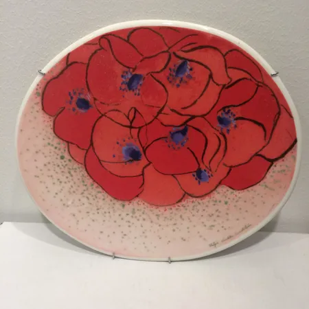 Seinälautanen, design Heljä Liukko-Sundström, riemua rinnassa, koko 270x310mm.   Ota yhteys panttilainaamoon kuljetusmaksusta sopimiseksi.