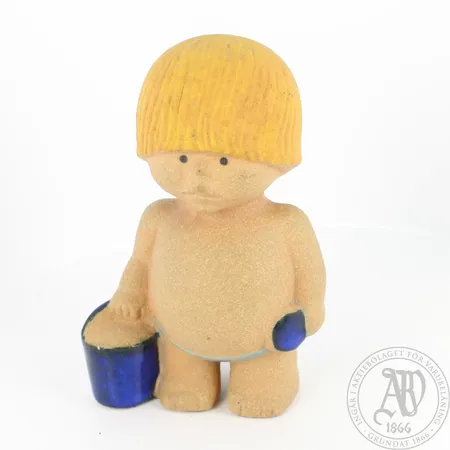 Keramiikkapatsas, design Lisa Larsson, korkeus 130mm.  Ota yhteys panttilainaamoon kuljetusmaksusta sopimiseksi.