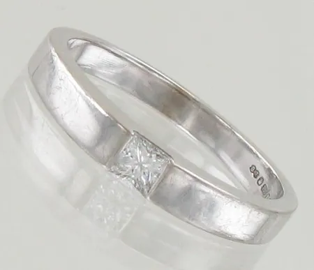 Timanttisormus 1xn.0.20ct Princess-hiontainen, koko 18, 750 valkokulta, paino 4,2g
