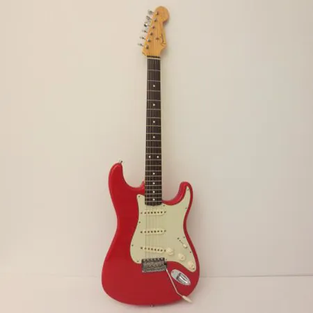 Sähkökitara Fender Mark Knopfler Stratocaster - Hot Rod Red, sarjanumero SE05698, made in USA, Fenderin kova laukku. Ota yhteys panttilainaamoon kuljetusmaksusta sopimiseksi.