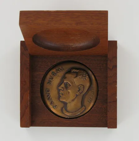 Pronssimitali Paavo Nurmi 1897-1973, 1974 Raimo Heino, Ø 60 mm, jalopuukotelossa