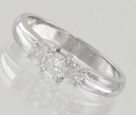 Timanttisormus 1xn.0.25ct 2xn.0.16ct, koko 17½, 585 valkokulta, paino 3,8g