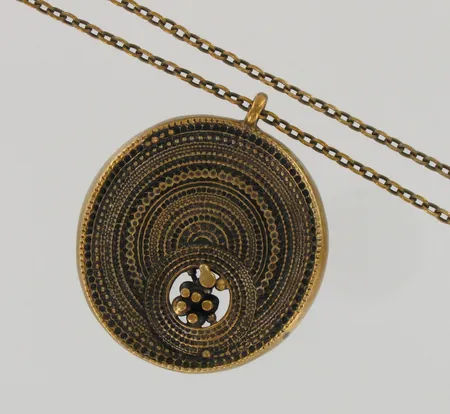 Kaulakoru, design Jorma Laine, 'Chic', Turku 1970, ketjun pituus 66cm, riipuksen korkeus 73mm, pronssia 