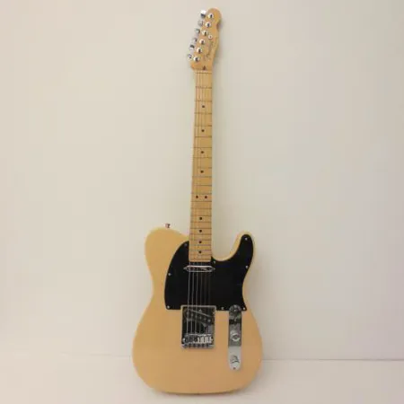 Sähkökitara Fender 60th Anniversary Telecaster, sarjanumero Z6029651, vuosimalli 2006, made in USA, pieniä pintavaurioita alareunassa, kova laukku. Ota yhteys panttilainaamoon kuljetusmaksusta sopimiseksi.