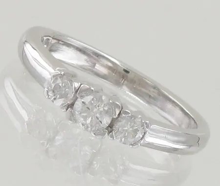 Timanttisormus 1xn.0.30ct 2xn.0.11ct, koko 17½, 585 valkokulta, paino 4,4g
