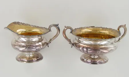 Sokerikko ja kermakko, kaiverrettuja, korkeudet 75-80mm, 830, paino 194,3g
