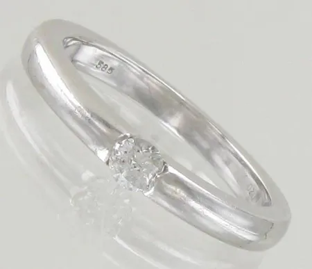 Timanttisormus 1xn.0.20ct (timantin reunuksessa lohkeama), koko 18, 585 valkokulta, paino 4,4g