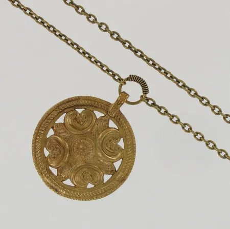 Kaulakoru Kalevala Koru, riipus-32, ketjun pituus 68cm, riipuksen Ø48mm, pronssia