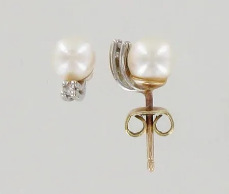 Helmikorvakorut timanteilla 2xn.0.01ct, helmen Ø 5mm, 585br kelta- ja valkokulta, paino 1,9g