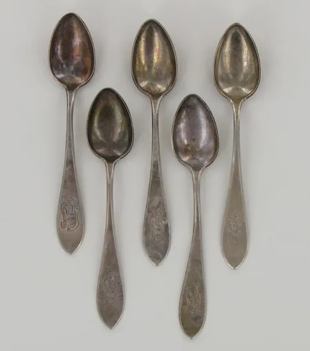 Viisi kahvilusikkaa, kaiverrettuja, 115mm, käytön jälkiä, 813, paino 54,3g