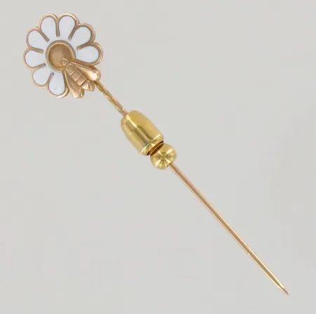 Emaloitu hattuneula, tekijäleima AT, 585br, paino 2,3g