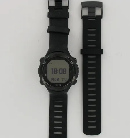 Suunto D4i Black sukellustietokone, sarjanumero 50770601, vaihtoranneke, USB-johto, laatikko ja ohjekirjat