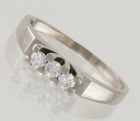 Timanttisormus 3xn.0.08ct, koko 19¼, 750 valkokulta, paino 3,8g