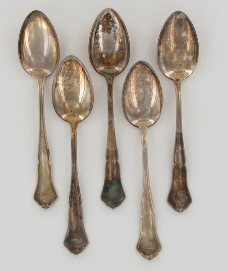 Viisi jälkiruokalusikkaa, Chippendale, kaiverrettuja, 145mm, 813-830, paino 119,5g