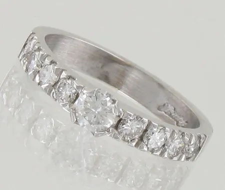 Timanttisormus 1xn.0.18ct 8xn.0.07ct, koko 17, 585 valkokulta, paino 3,7g
