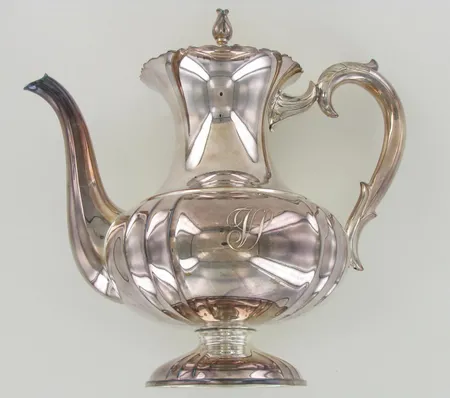 Kahvikannu, kaiverrettu, korkeus 220mm, 830br, paino 583,2g
