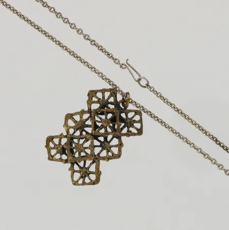 Kaulakoru, design P.Sarpaneva, metalliketjun pituus 48cm, riipuksen korkeus 40mm, pronssia